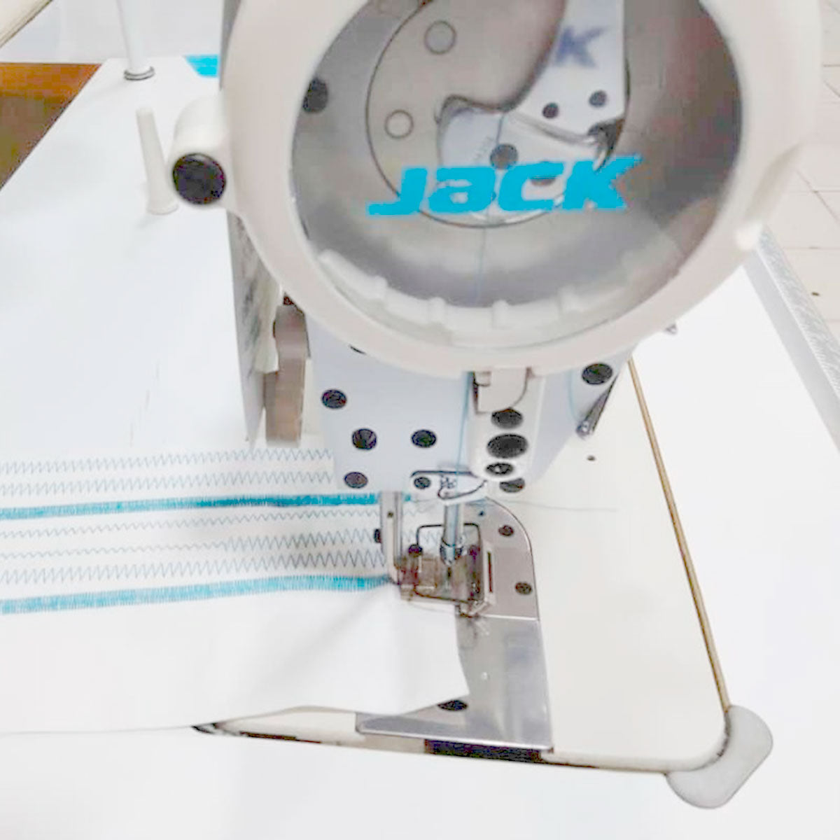 JACK JK-2284B-4E Single Needle Drop Feed 3 Step Zig-Zag Automatic Sewing Machine Assembled with Table and Stand Included
