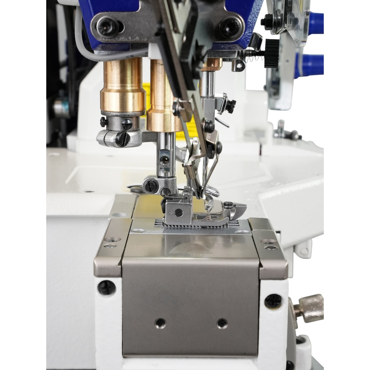 Máquina de coser industrial SPEEDWAY SW 662-01/CB UTE con brazo cilíndrico de 3 agujas y puntada de cobertura, con todas las funciones, ensamblada con mesa y soporte incluidos, con ruedas.