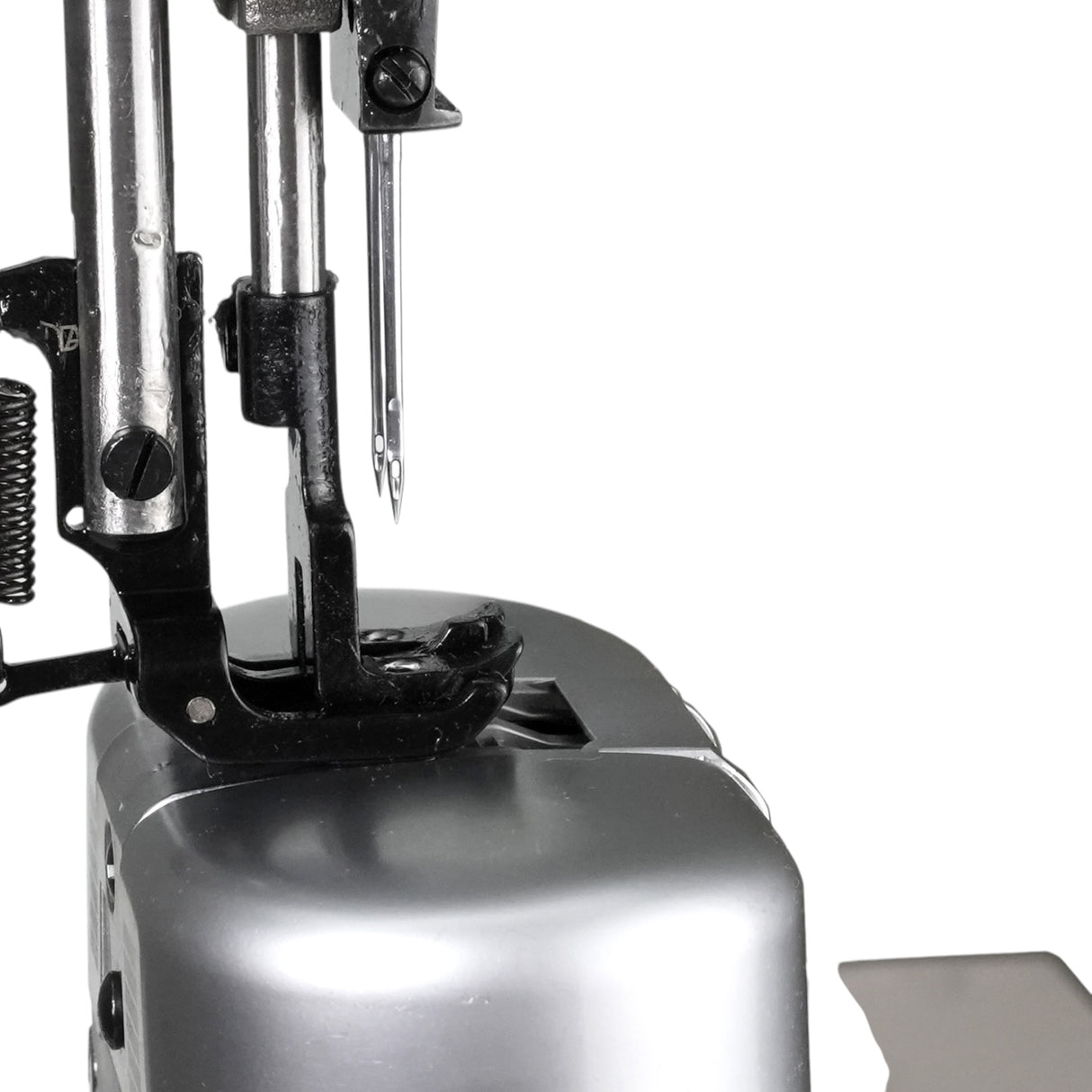 Prensatelas SPEEDWAY SW 82440-2 de doble aguja y poste de 10 mm (3/8"), para máquina de coser de alta resistencia con avance unísono, ensamblado con servomotor, mesa y soporte incluidos.