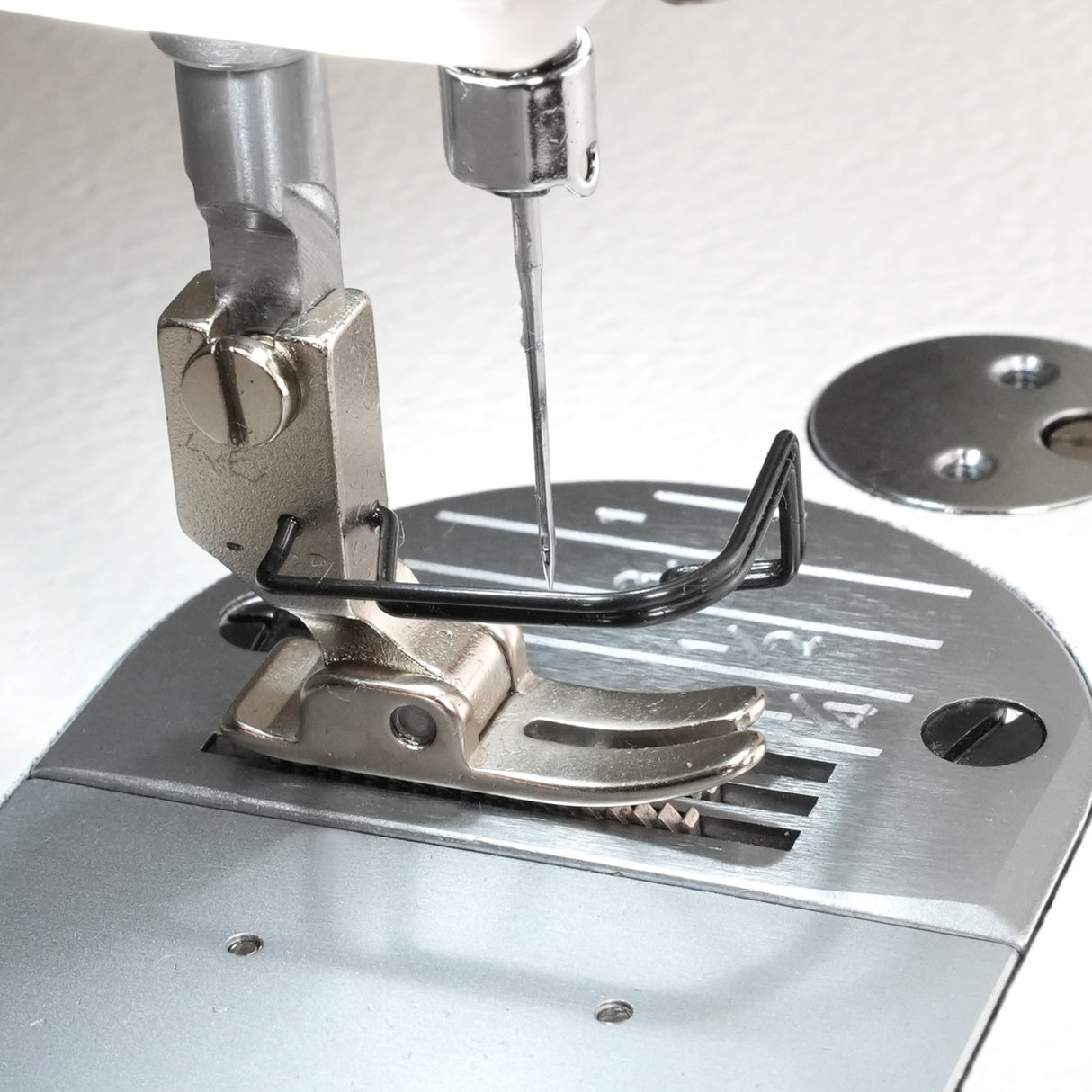 SPEEDWAY AI4 Material Recognition Automatic Direct Drive Lockstitch Sewing Machine with Electronic Tension & Thread Trimmer Complete Assembled with Table and Stand Included