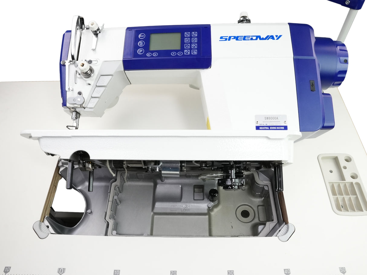 Máquina de coser industrial SPEEDWAY SW 8000, totalmente automática, con motor paso a paso, accionamiento directo y una sola aguja, con puntada de cadeneta y alimentación por caída, ensamblada con mesa y soporte con ruedas.