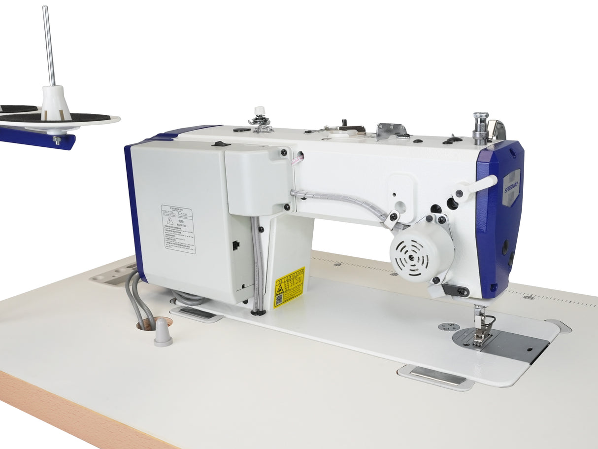 Máquina de coser industrial SPEEDWAY SW 8000, totalmente automática, con motor paso a paso, accionamiento directo y una sola aguja, con puntada de cadeneta y alimentación por caída, ensamblada con mesa y soporte con ruedas.