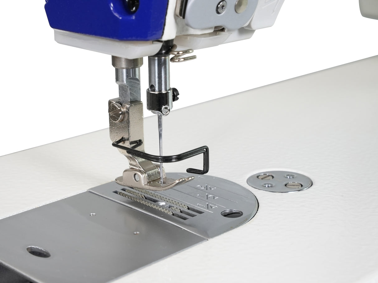 Máquina de coser industrial SPEEDWAY SW 8000, totalmente automática, con motor paso a paso, accionamiento directo y una sola aguja, con puntada de cadeneta y alimentación por caída, ensamblada con mesa y soporte con ruedas.