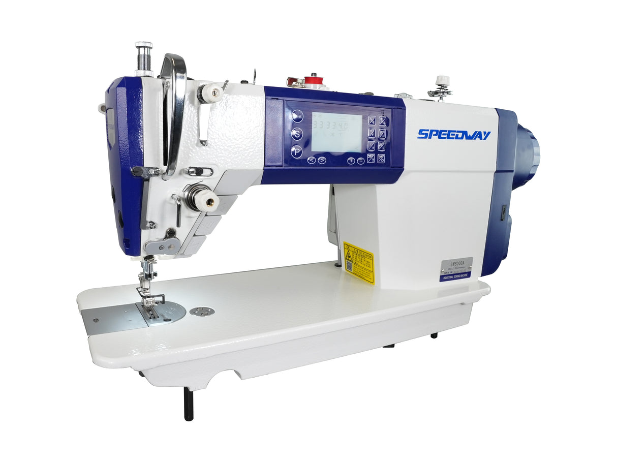 Máquina de coser industrial SPEEDWAY SW 8000, totalmente automática, con motor paso a paso, accionamiento directo y una sola aguja, con puntada de cadeneta y alimentación por caída, ensamblada con mesa y soporte con ruedas.