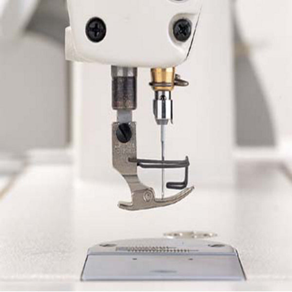 Máquina de coser industrial de una sola aguja JUKI DDL-8700 con puntada de cadeneta, ensamblada con servomotor, mesa y soporte incluidos.