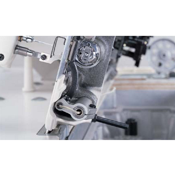 Máquina de coser industrial de una sola aguja JUKI DDL-8700 con puntada de cadeneta, ensamblada con servomotor, mesa y soporte incluidos.