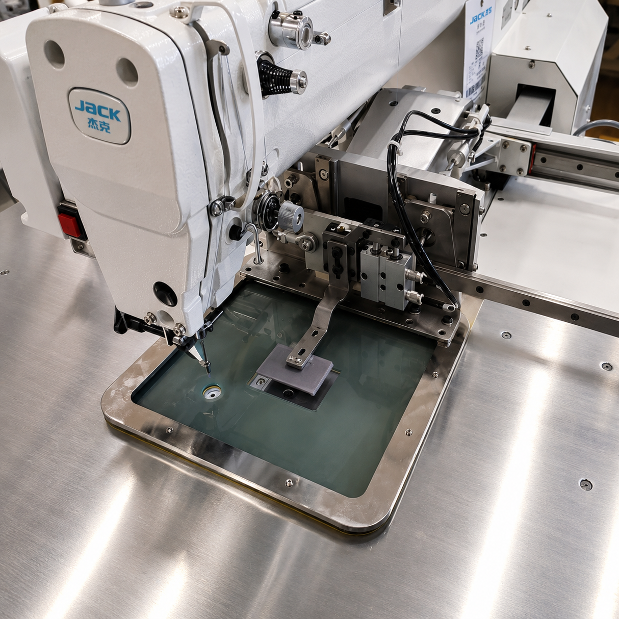 JACK JK-T3020-F4-DII — Máquina de costura de patrón programable computarizada de transmisión directa con configuración de abrazadera F4 (300mm x 200mm), unidad CNC completa, se envía ensamblada