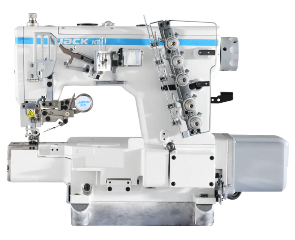 Máquina de coser JACK K6-A-UT-35ACx364 con accionamiento directo computarizado, de tres agujas, con cilindro superior e inferior, cuchilla izquierda, cortahilos y aspirador, ensamblada con mesa y soporte.