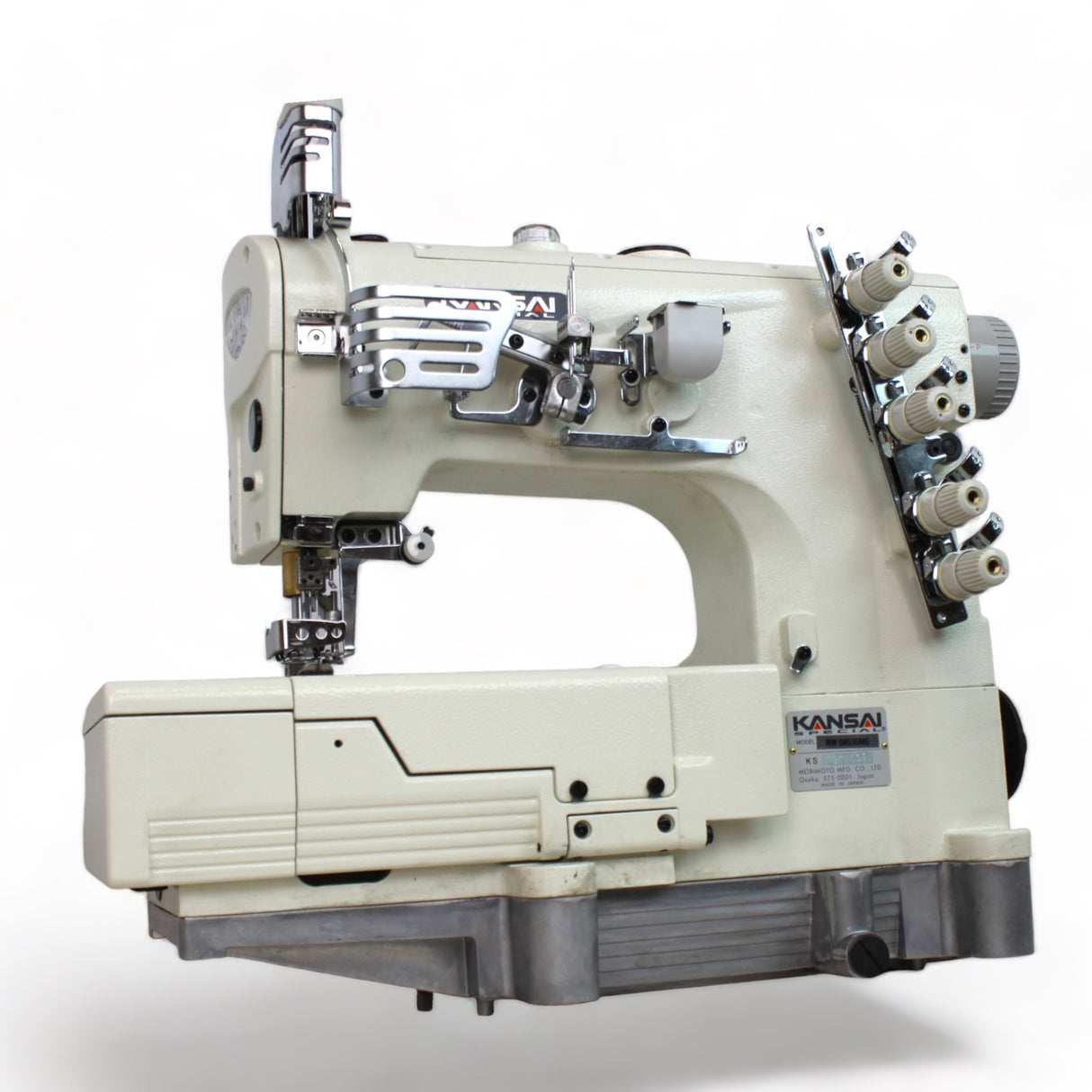 Máquina de coser industrial de puntada de recubrimiento plana KANSAI SPECIAL NW-8803GMG de 1/4" con 3 agujas, ensamblada con servomotor y configuración de mesa completamente sumergida incluida.