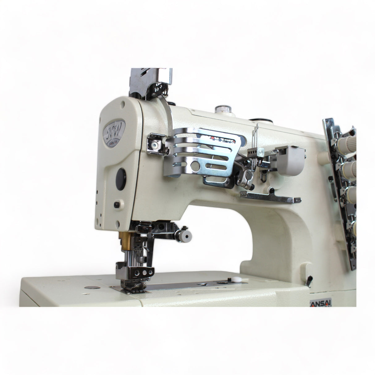Máquina de coser industrial de puntada de recubrimiento plana KANSAI SPECIAL NW-8803GMG de 1/4" con 3 agujas, ensamblada con servomotor y configuración de mesa completamente sumergida incluida.