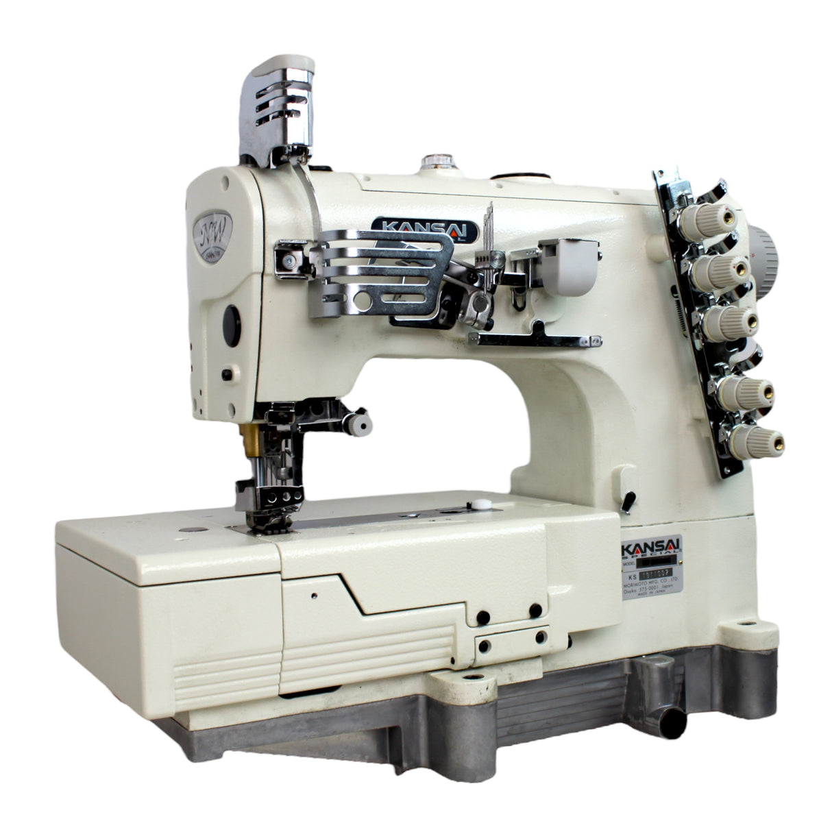 Máquina de coser industrial de puntada de recubrimiento plana KANSAI SPECIAL NW-8803GMG de 1/4" con 3 agujas, ensamblada con servomotor y configuración de mesa completamente sumergida incluida.