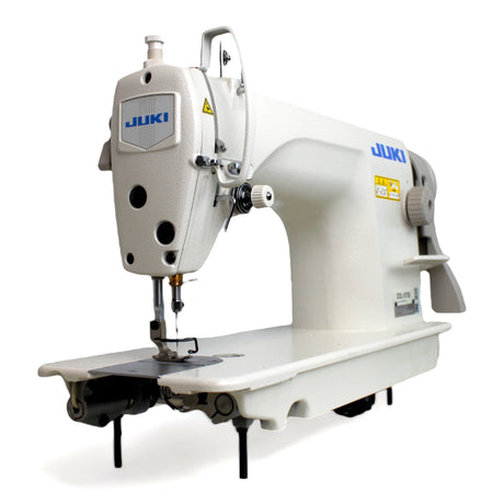 Máquina de coser industrial de una sola aguja JUKI DDL-8700 con puntada de cadeneta, ensamblada con servomotor, mesa y soporte incluidos.