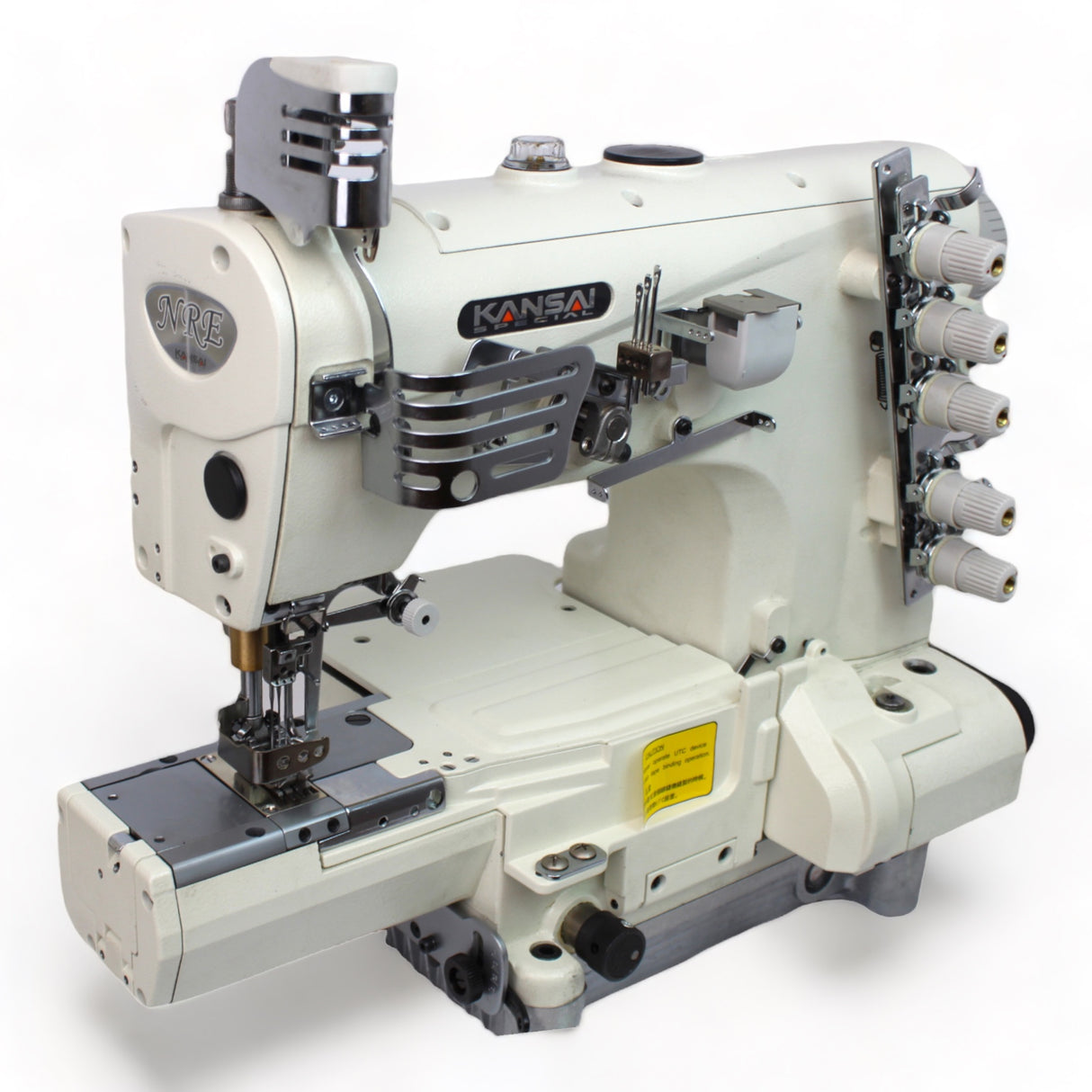 Máquina de coser industrial KANSAI SPECIAL NR-9803GA con puntada de recubrimiento cilíndrica de 1/4" y 3 agujas, ensamblada con servomotor y mesa completamente sumergida.