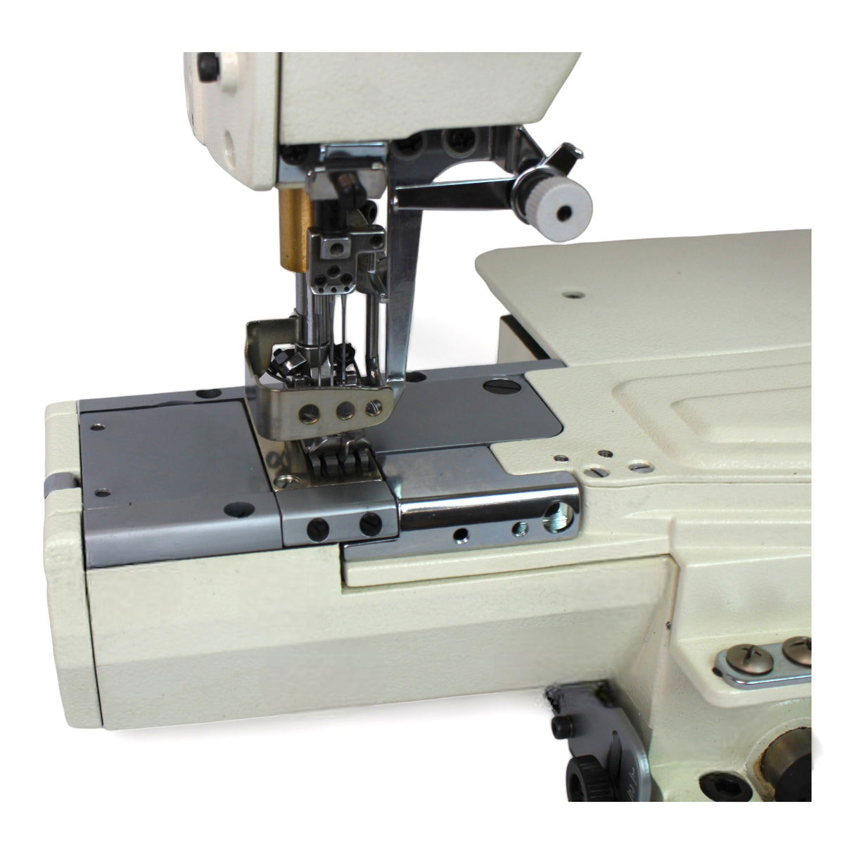 Máquina de coser industrial KANSAI SPECIAL NR-9803GA con puntada de recubrimiento cilíndrica de 1/4" y 3 agujas, ensamblada con servomotor y mesa completamente sumergida.