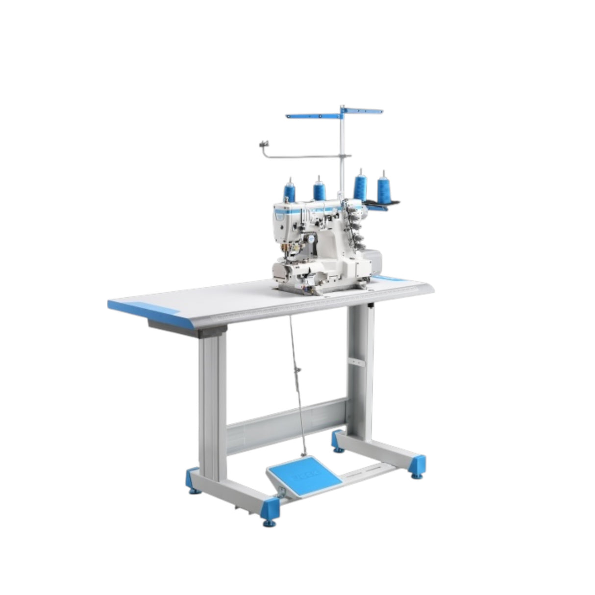 Máquina de coser JACK K6-A-UT-35ACx364 con accionamiento directo computarizado, de tres agujas, con cilindro superior e inferior, cuchilla izquierda, cortahilos y aspirador, ensamblada con mesa y soporte.