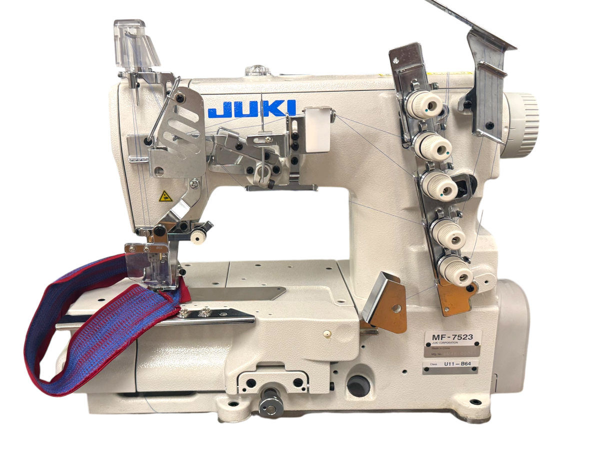 JUKI MF-7523U11 - Máquina de coser industrial de puntada de recubrimiento plana de 3 agujas, ensamblada con servomotor, mesa y soporte incluidos