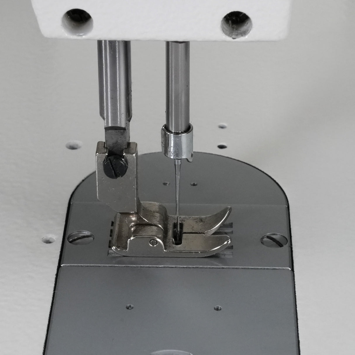 SPEEDWAY 20U-C2 High-Speed Zig-Zag Sewing Machine with Direct Drive Motor Complete Assembled with Table and Stand Included