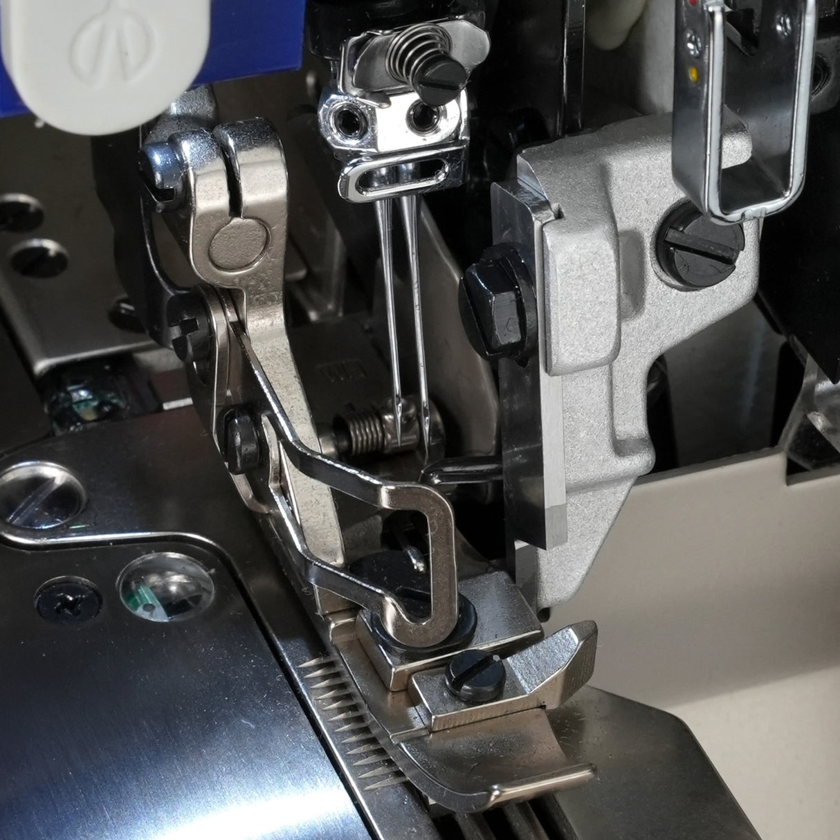 SPEEDWAY SW7-4D  4 Thread Smart Overlock Machine with Smart Automatic Material Adjustment Assembled with Table and Stand Included