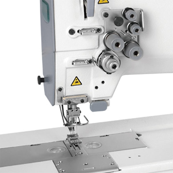 Máquina de coser industrial SIRUBA T828-42-064 de doble aguja y puntada de cadeneta con alimentación por aguja, ensamblada con mesa y servomotor incluidos.