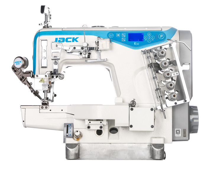 Máquina de coser industrial JACK K5E-UT-01GB×364 con brazo cilíndrico de 3 agujas, puntada de cobertura, cortahilos y elevador automático de pie, ensamblada con mesa y soporte incluidos