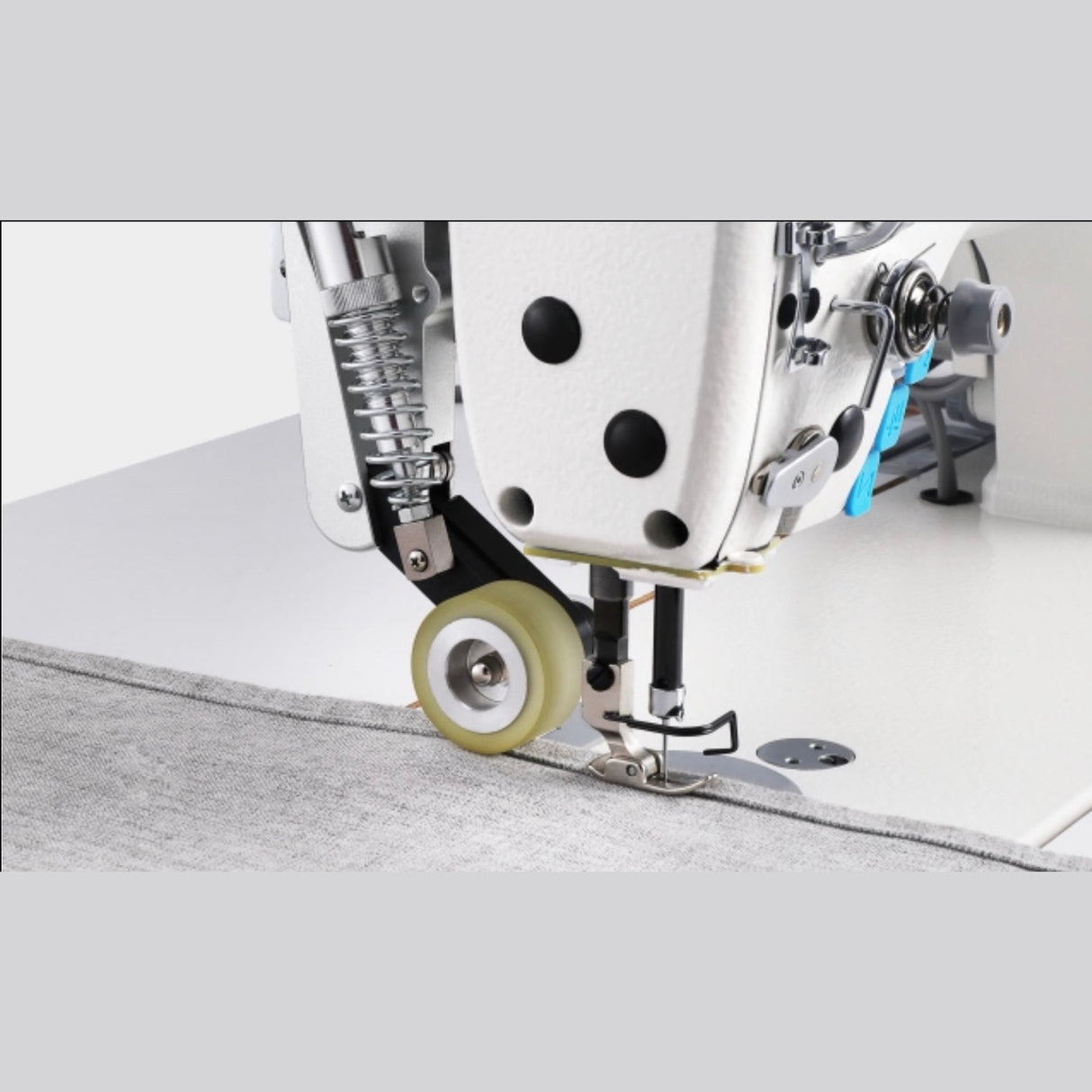 JACK® A6F-E-Q-PK – Single Needle Needle Feed Lockstitch with Integrated Puller – Complete Setup, Table & Stand Included