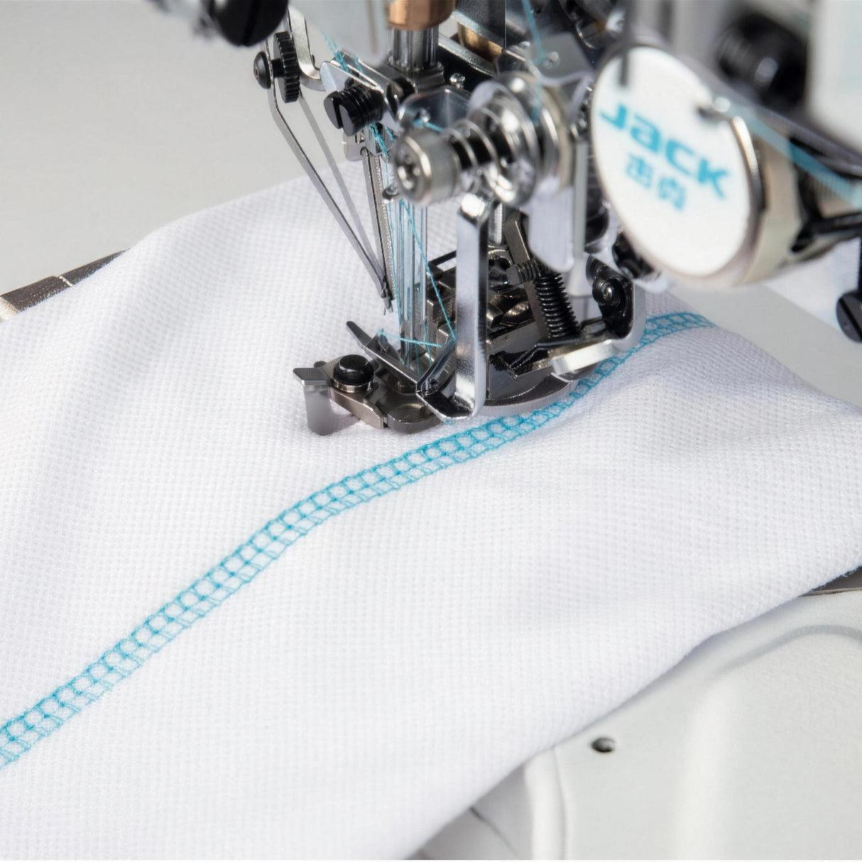 JACK W5E-UT-01GBx364/Z — Máquina coverstitch electrónica industrial de cama plana, 3 agujas 5 hilos, transmisión directa con cortahílos y alzapié automáticos, ensamblada lista para usar con mesa y base incluidas