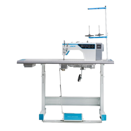 Máquina de coser industrial JACK A4C C de una sola aguja con accionamiento directo, totalmente automática, con alimentación por caída y puntada de cadeneta, ensamblada con mesa y soporte incluidos.