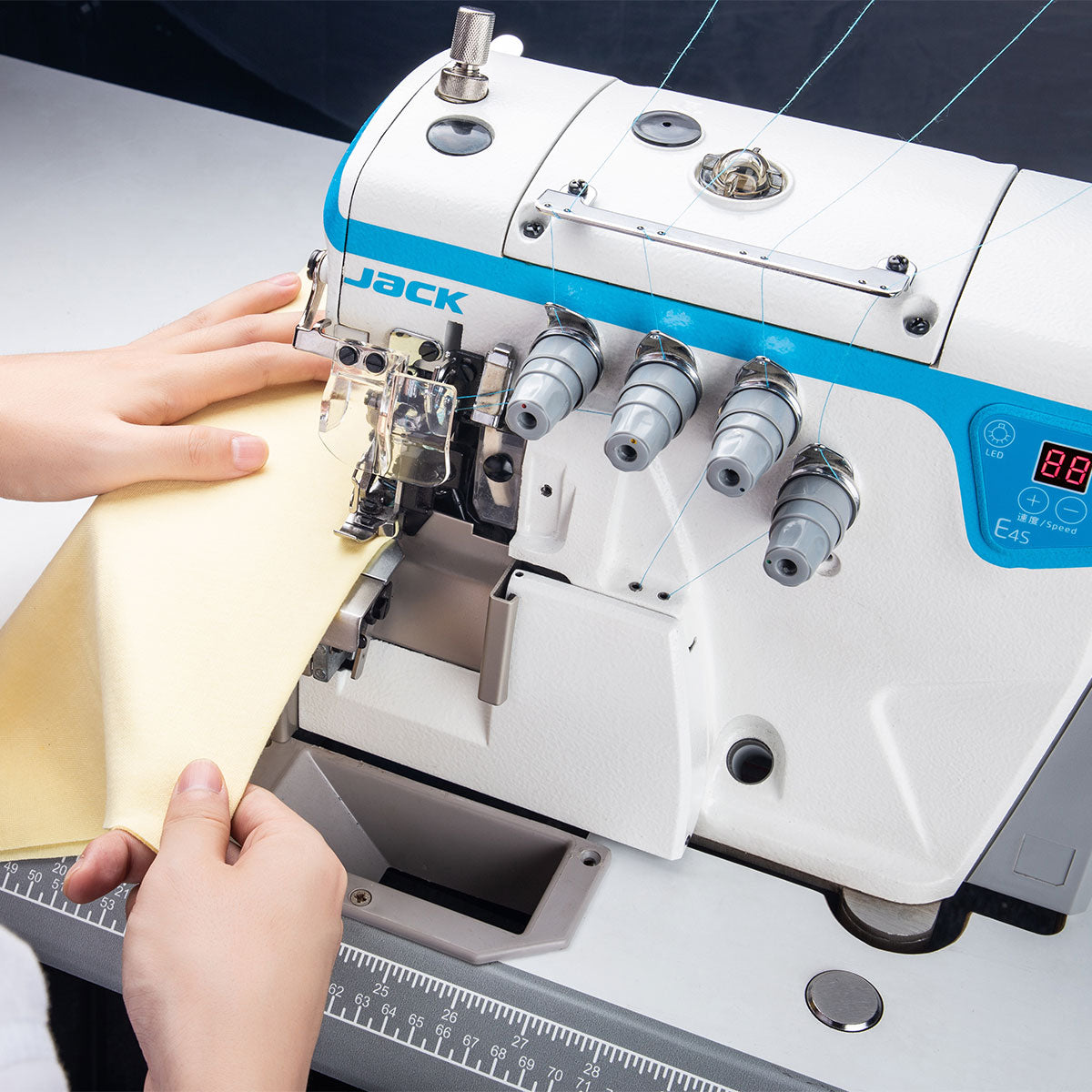 Máquina de coser industrial overlock de 5 hilos JACK E4S-5-03/333, ensamblada con configuración de mesa completamente sumergida incluida 