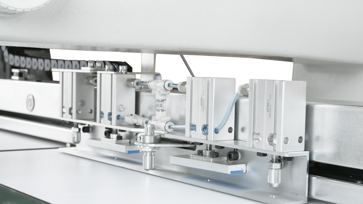 SPEEDWAY SW 800-13090XH-AB Máquina de costura de patrones CNC extra pesada 1300×900 mm con cambiador automático de bobina – Unidad CNC completa