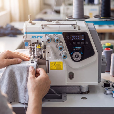 JACK® C7-5-M04/435 – 5-Thread AI Overlock with Smart Auto Material Adjustment – Complete Setup, Table & Stand Included