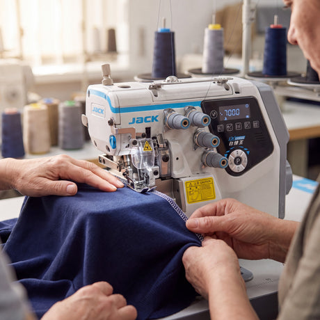 JACK® C7-4-M03/333 – 4-Thread AI Overlock Machine – Complete Setup, Table & Stand Included