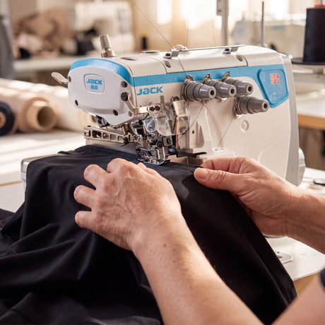 JACK® E4S-6-03/333 – 6-Thread Universal Overlock with Direct Drive – Complete Setup, Table & Stand Included