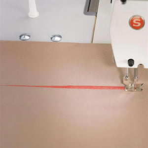 SINGER 20U-105C — Máquina lockstitch de pespunte recto y zig-zag de una aguja, ensamblada lista para usar con servomotor, mesa y base incluidas